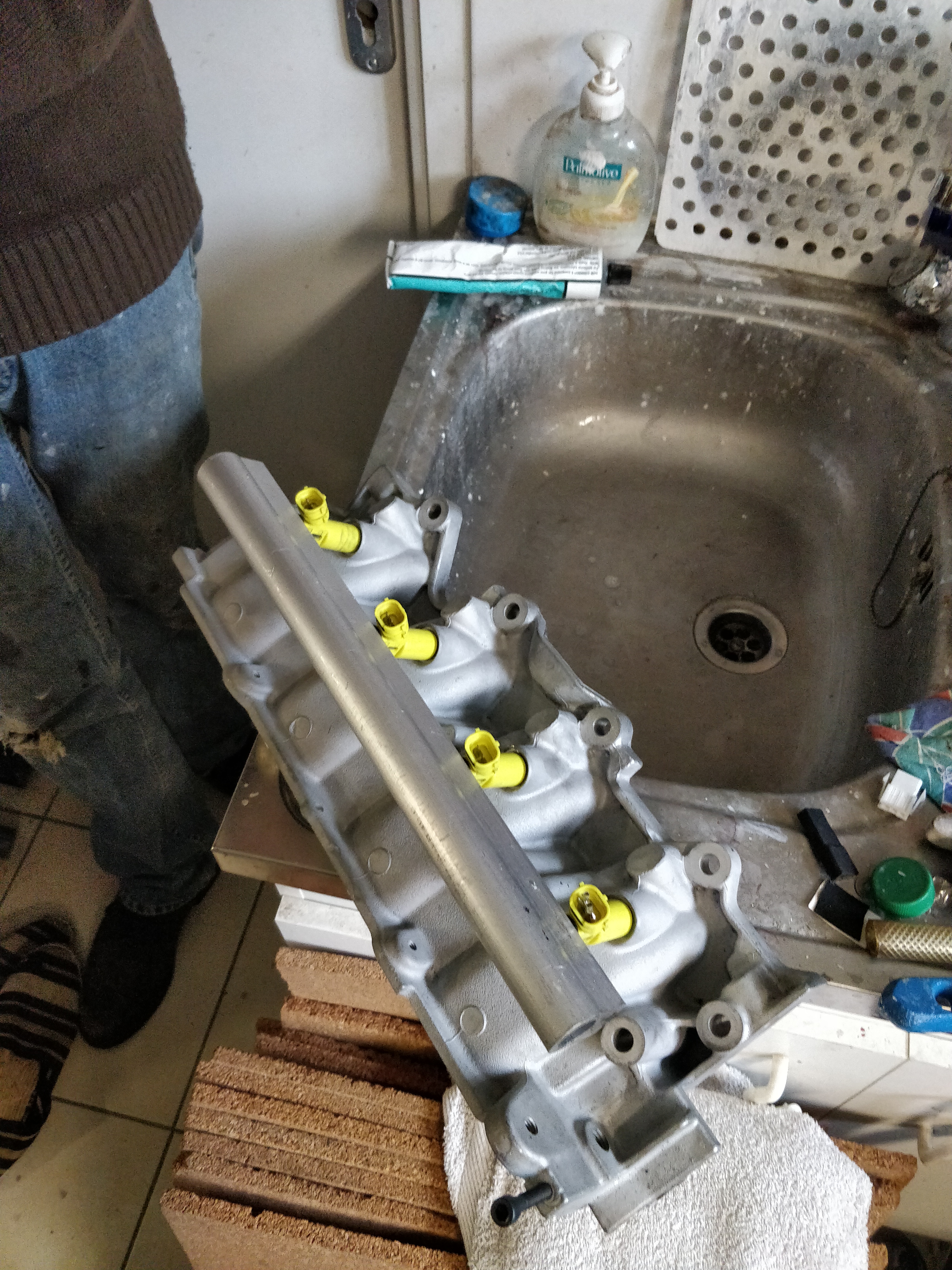 OEM lower manifold with temporary yellow RX8 injectors (420cc) and custom fuel rail